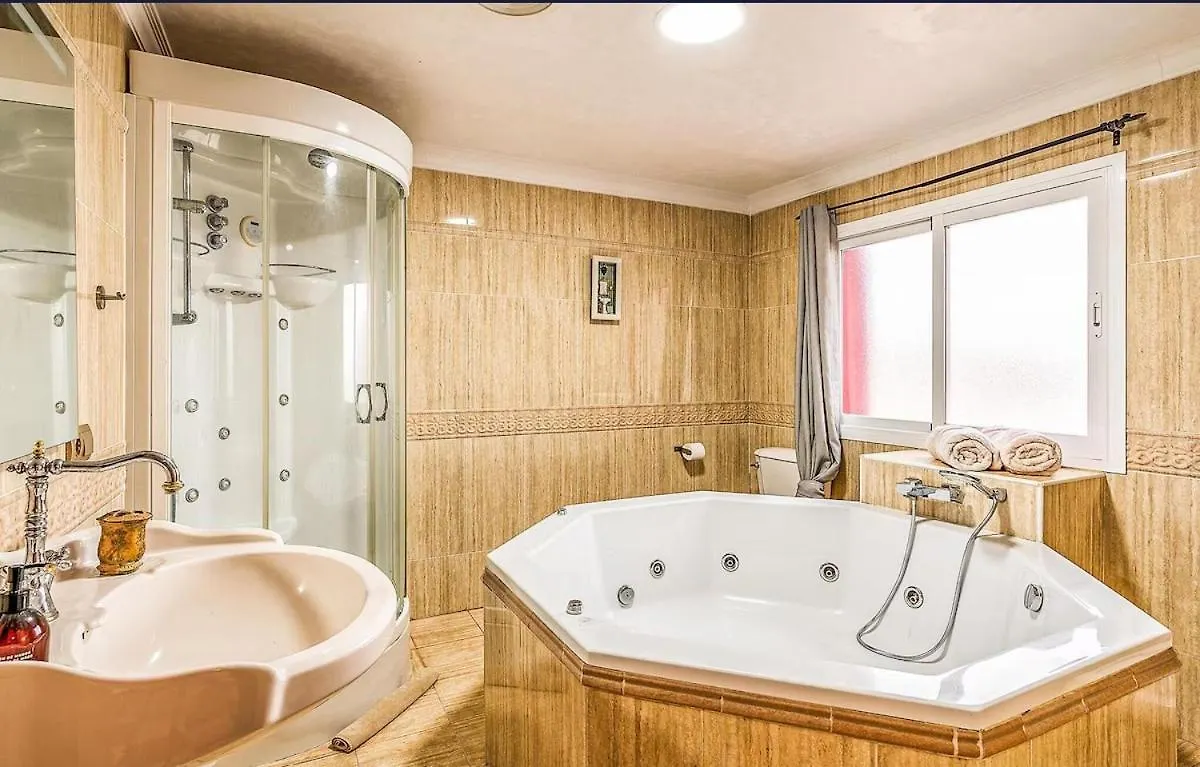 Majestic Villa By The Beach Heated Private Pool & Jacuzzi بينالماذينا